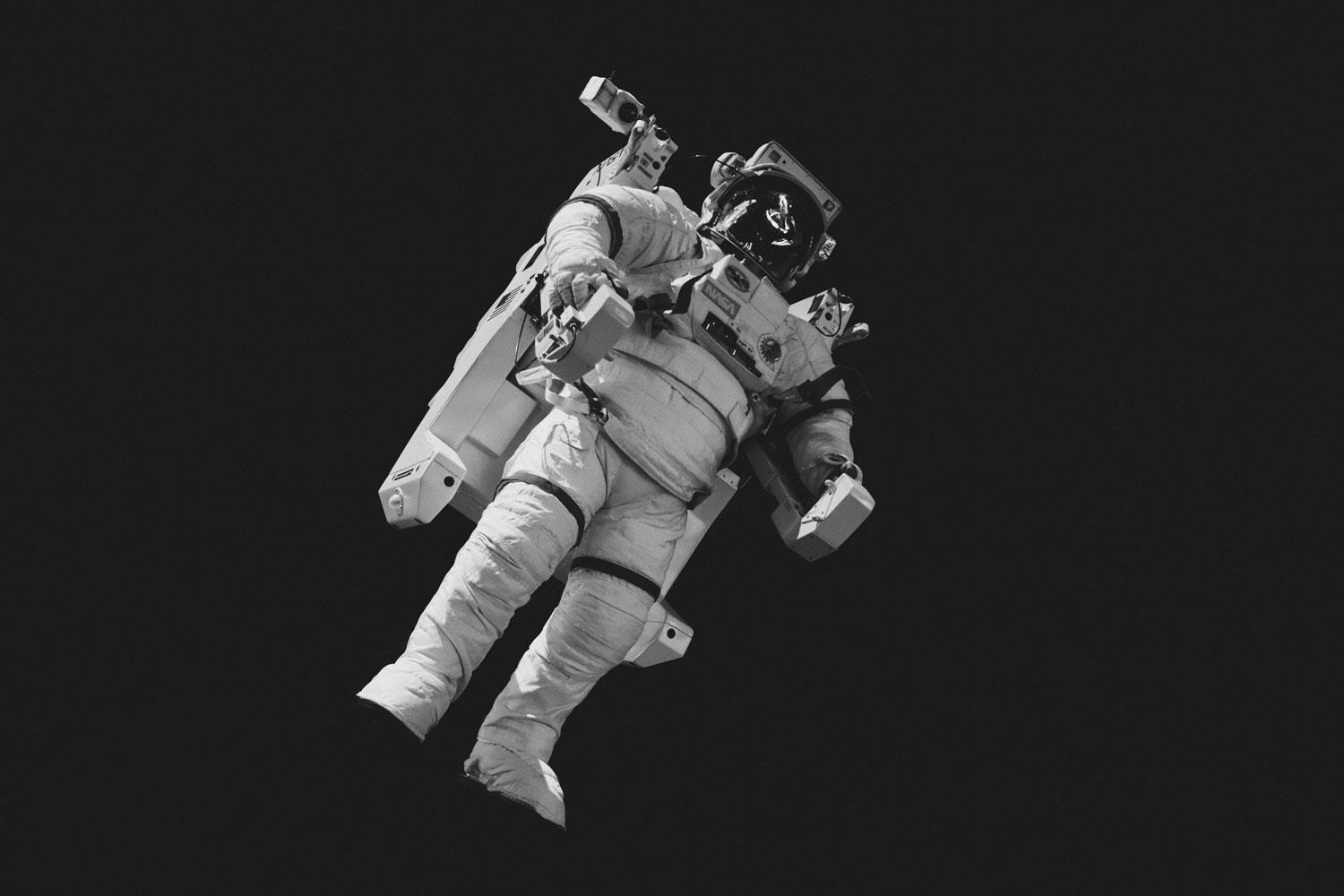 Astronaut schwebt im Weltall